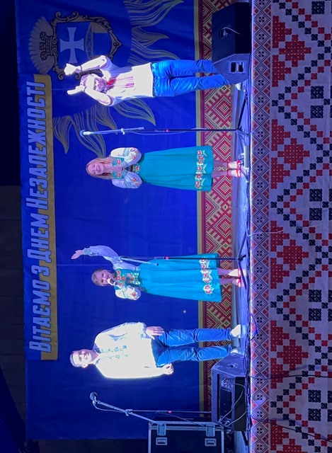 Вокальний квартет факультету мистецтв на підволочиській сцені.